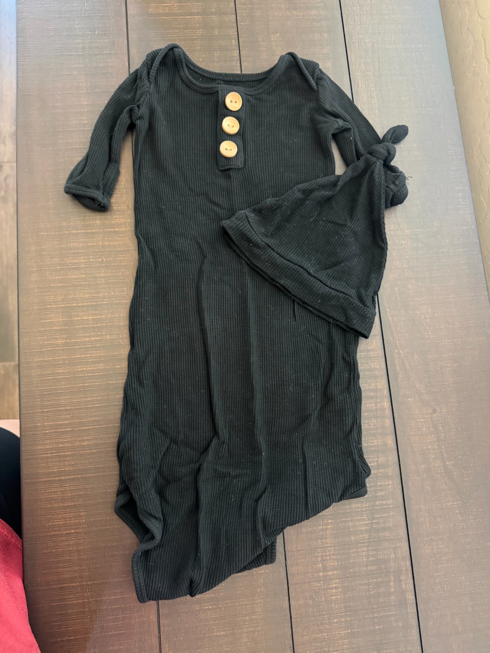 Caden Lane Black Ribbed Knot Gown & Hat